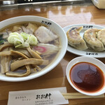 青竹手打ちラーメン　おお竹 - メンマラーメン800円、餃子300円