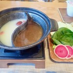 ビーカフェ なつめ - タイチー（太極）マークの鍋に、白湯と赤湯が注がれ、それぞれに具を通していただきます
