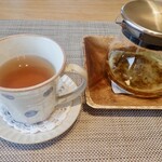 ビーカフェ なつめ - 肝臓がよくないかも・・と伝えいただいたお茶。ホーリーバジルやカモミールなど一般的なののほか、リンデンフラワーも
