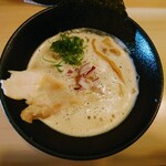 らーめん 鶏と〇〇 - 令和5年4月
            鶏白湯らーめん醤油 900円