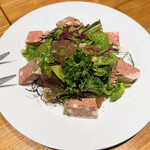 洋食 おがた - 赤牛の生ハムとパテのサラダ