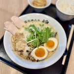 らーめん錦 - 全部のせは揚げつくね、鶏チャーシュー、とろ玉入り。