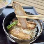 らーめん錦 - タレはあっさり、香ばしくて美味しい。