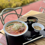 らーめん錦 - お外でいただきます。