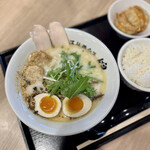 らーめん錦 - 特製全部のせ塩らーめん¥1270。揚げ餃子セット¥350。