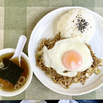 宝来 - 焼きそばプレート。スープには、海苔が入ってます。