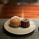 蒼 - このシュークリーム、超好み。
      気のせいか、生地も日によって違うような…
      サクサク感がたまらん。