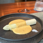 蒼 - なんとも立派なホワイトアスパラ！
      それ以上に、私はシェフには珍しいベーシックなフレンチのソースがとてもお気に入り。
      もちろん、ただのオランデーズじゃないですけど(^^)
      使われている食材、贅沢過ぎー。