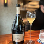 蒼 - もちろんフレッシュさも湛えながら、蜂蜜のような優しさを備えて、なんともバランスのいいシャンパーニュ。
      さすがに、いい歳を重ねています。