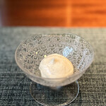 蒼 - この日、特に甘さが際立った印象のある新玉葱のムース。
      なんでこんなに豊かな味わいで、しかもクリーミーに仕上がるんだろう？感動的です。
      まさに、峯村シェフのスペシャリテ！