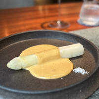 蒼 - なんとも立派なホワイトアスパラ！
                それ以上に、私はシェフには珍しいベーシックなフレンチのソースがとてもお気に入り。
                もちろん、ただのオランデーズじゃないですけど(^^)
                使われている食材、贅沢過ぎー。