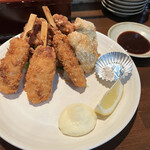 たい風 米原店 - 揚げ物盛り合わせ。串揚げと唐揚げ、しそ包み揚げの三種