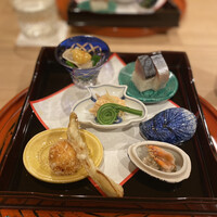 馬車道 大かわ - 八寸: 鯖寿司 行者ニンニクとミル貝　鯛の子とこごみ
                    百合根、チーズ、すっぽんの入った揚げ物とうどの天ぷら　わさび漬けと桜海老