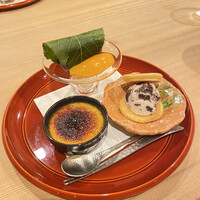 馬車道 大かわ - 甘味(さくらの水羊羹、枇杷のコンポート、マンゴーのクレームブリュレ、クッキーアイスを挟んだどら焼き)