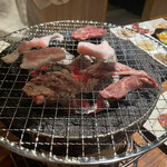 肉問屋直営 黒毛和牛全品食べ飲み放題 牛若丸 - 七輪に並べるとこんな感じ