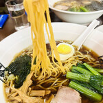 名代ラーメン大吉 - チャーシュー　半分の茹で卵　海苔　メンマ　ワカメ、ほうれん草ぢゃなくて小松菜　ネギ　ここにナルトが有れば完璧！