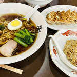 名代ラーメン大吉 - お料理全景
