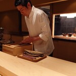 伯雲 - 一番出汁の実演をする坂本店主