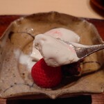 伯雲 - 桜の塩のアイスクリームと埼玉の苺「あまりん」