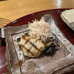 おかもと - ❽アワビの炙り、肝、糸削りの鰹節
