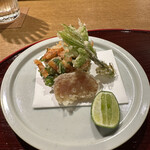 おかもと - ❸天ぷら
      ・コシアブラ
      ・花山葵と桜海老のかき揚げ、ワサビオイル
      ・自家製カラスミ