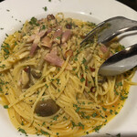 チャリアーノ - たっぷりキノコとベーコンのペペロンチーノ