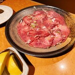 ホルモン焼肉 富や - タン