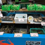 勇栄丸 - 目の前に並ぶ魚介から好みを注文