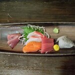 Ryoushi Goya - お造り盛り合わせ1人前(
                        カツオ、マグロ、サーモン、真鯛、平目)