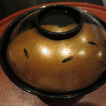 日本料理 晴山 - お椀です。ふたには蛍があしらわれて。