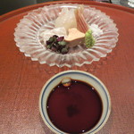 日本料理 晴山 - 明石の鰈を8時間寝かしたお造り。