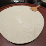 日本料理 晴山 - うちわの姿をした器が。