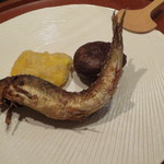 日本料理 晴山 - 器に乗せられました。