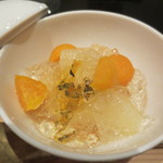 日本料理 晴山 - パイン・白桃・ほおずき・パッションフルーツのゼリー寄せに、グレープフルーツのシャーベットなどが。
