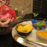 日本料理 晴山 - 誕生月の妻にはお花と共にスペシャルバージョンで。