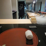日本料理 晴山 - このカウンターに座ると落ち着きます。