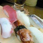 立ち喰い寿司 弁慶 - 「瓶ビール」と「寿司６貫」のセット。