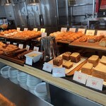 SATSUKI - パン百名店の『ピエール・エルメ・パリ』からヴィエノワズリーが並んでますね