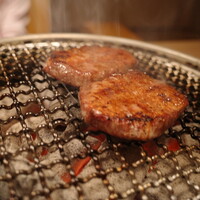 肉亭ふたご iki 本郷三丁目店 - じっくり焼き上げて
