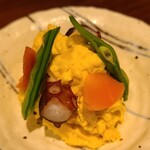 貫路 - お通し(税込？円)①新馬鈴薯のポテトサラダ
      ポテトサラダに真蛸が入っているのは初めて
      食べて見ると意外と違和感がありません
      こういうのも面白いですね