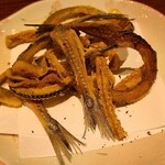 貫路 - おつまみ②細魚の骨煎餅(税込520円)
      骨煎餅は穴子が出てくるのだと注文前から想像していたら、細魚が出てきました。
      パリッと揚がっており、旨みもあって良かった