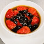 フラワーホテル - 苺の豆花 黒糖シロップがけ（予約宴会料理）