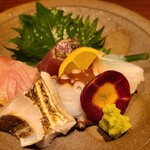 貫路 - お刺身盛り合わせ(税込2,650円→ハーフ？円)
      ③炙り鰹④鰤⑤炙り太刀魚⑥真蛸⑦鮃
      どれもキチンと手当てされ臭みゼロ
      勿論、全て天然ものでした