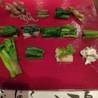 たでの葉 - 山菜盛り合わせ。全く知らないヤツばかり。キャラブキと蕗の薹の存在が、知らないヤツばかりの合コンに連れて行かれて知ってるツラあった時のよな安心感を彷彿させる。