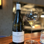 蒼 - 恥ずかしながら、グラン・クリュなのにビアンヴニュは知りませんでした。バタールの1／3強しかないんですね。
      先のムルソーと同じ2007。
      艶やかで程よくリッチ、上品な酸が伸びる感じ。これ、好きです。