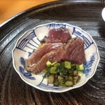 分福寿司 - 鰹藁焼　薬味にギョウジャニンニク　焼き目の歯応えと香りが素晴らしいです。