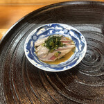 分福寿司 - 鰯　薬味にギョウジャニンニクと漬け醤油