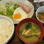 すき家 - 牛小鉢ベーコンエッグ朝食(ごはんミニ) 460円。