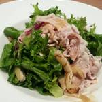 割烹そば神田 - 薩摩茶美豚のしゃぶしゃぶ香味野菜のサラダ　温玉と胡麻ドレッシング　７８０円