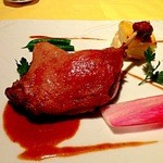 かみくら - メインその２は鴨のモモ肉のコンフィ。奥はポテトのグラタン。ボリュームたっぷり。